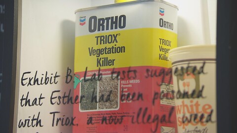 Un contenant de fertilisant, trouvé au domicile de Rene Castellani lors de l'enquête sur le meurtre de sa femme. Ce fertilisant contenait de l'arsenic. Un contenant de fertilisant, trouvé au domicile de Rene Castellani lors de l'enquête sur le meurtre de sa femme. Ce fertilisant contenait de l'arsenic.