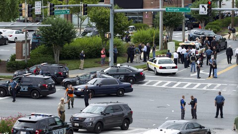 Des véhicules de police et d'urgence sont déployés à l'intersection où sont situés les bureaux du « Capital Gazette » à Annapolis, au Maryland.