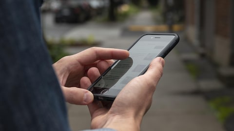 Une personne consulte son téléphone intelligent.