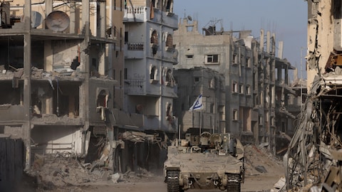 Un tanque israelí en las ruinas de Gaza.
