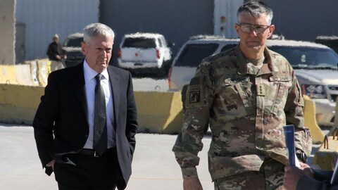 Le secrétaire américain à la Défense, James Mattis, a été accueilli à l'aéroport de Bagdad par le lieutenant-général Stephen Townsend, qui commande les troupes américaines en Irak. Le secrétaire américain à la Défense, James Mattis, a été accueilli à l'aéroport de Bagdad par le lieutenant-général Stephen Townsend, qui commande les troupes américaines en Irak.