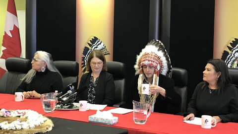 La ministre fédérale des Services aux Autochtones Jane Philpott (deuxième en partant de la gauche) rencontre des Premières Nations du Manitoba. La ministre fédérale des Services aux Autochtones Jane Philpott (deuxième en partant de la gauche) rencontre des Premières Nations du Manitoba.