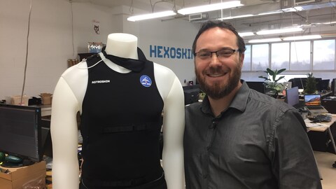 Jean-François Roy, cofondateur et chef des technologies de l'entreprise Carré Technologies, pose à côté d'un mannequin portant le maillot Astroskin.