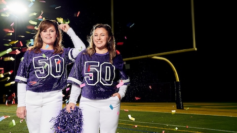 Radio-Canada Deux femmes sont sur un terrain de football.