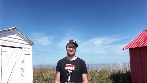 Joey Robin Haché devant la mer à Petit-Rocher