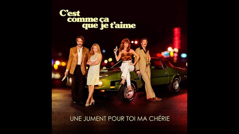 Photo représentant deux femmes et deux hommes appuyés sur une voiture verte. 