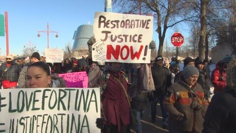 Manifestants devant le Musée canadien pour les droits de la personnes à Winnipeg Manifestants devant le Musée canadien pour les droits de la personnes à Winnipeg