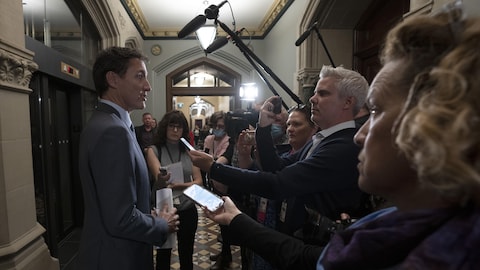 Le premier ministre Justin Trudeau s'adresse aux représentants des médias au parlement.