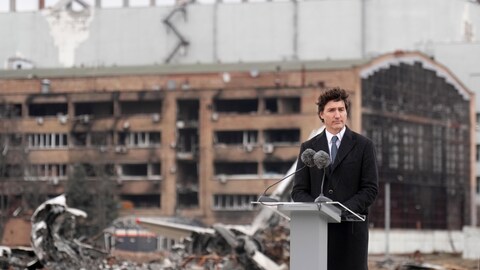 رئيس الحكومة الكندية جوستان ترودو متحدثاً اليوم من مطار هوستوميل قرب كييف الذي تحمل ندوب الحرب.