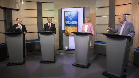 Les quatre chefs de parti derrière leur lutrin pendant le débat. 