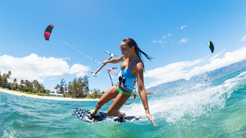 Une athlète de surf cerf-volant en action. Une athlète de surf cerf-volant en action.