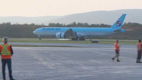 Un avion de Korean Air roule sur une piste d'atterrissage à Québec.