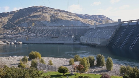 Un énorme barrage hydroélectrique sur le fleuve Columbia.