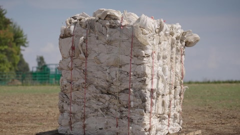 Un cube de plastique souple utilisé pour emballer les balles de foin.