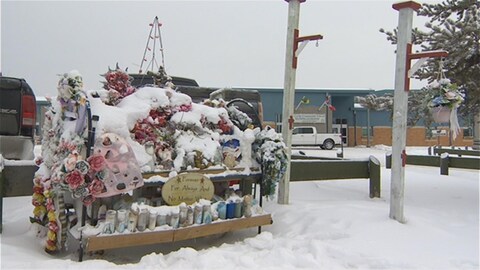Des bougies, des fleurs et des peluches devant l'école communautaire de La Loche Des bougies, des fleurs et des peluches devant l'école communautaire de La Loche