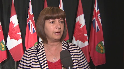 La ministre Marie-France Lalonde répond aux questions de Radio-Canada. La ministre Marie-France Lalonde répond aux questions de Radio-Canada.