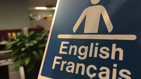 Une affiche où s'est écrit english français avec une icône d'un homme devant un bureau