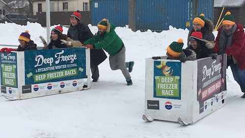 Au festival Deep Freeze, c'est une course entre deux traîneaux poussés par des festivaliers. Au festival Deep Freeze, c'est une course entre deux traîneaux poussés par des festivaliers.
