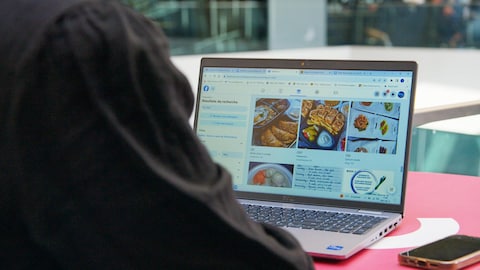 Une personne consulte une page de Marketplace contenant des plats préparés.