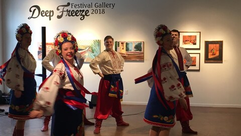 Quelques danseurs de la troupe Shumka en costume traditionnel ukrainien dansent dans une gallerie d'art. Quelques danseurs de la troupe Shumka en costume traditionnel ukrainien dansent dans une gallerie d'art.