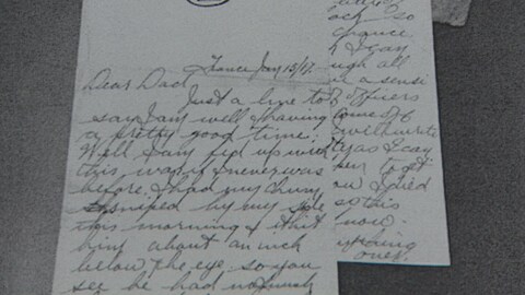 Photo d'une lettre écrite à la main sur du papier blanc. Photo d'une lettre écrite à la main sur du papier blanc.