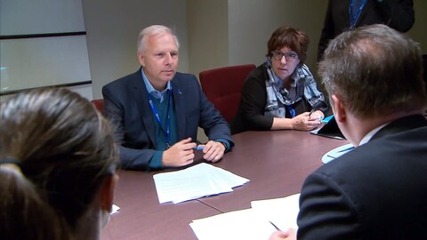 Le chef du PQ, Jean-François Lisée, prépare son discours avec ses plus proches collaborateurs. Le chef du PQ, Jean-François Lisée, prépare son discours avec ses plus proches collaborateurs.