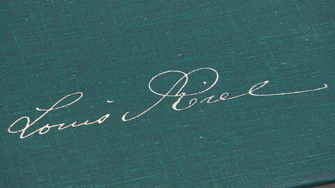 Livre des écrits de Louis Riel : sur la couverture, la signature du chef métis Livre des écrits de Louis Riel : sur la couverture, la signature du chef métis