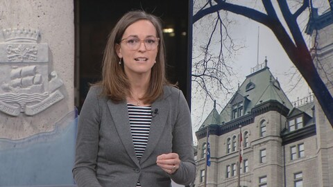 La journaliste Louise Boisvert sur le plateau du Téléjournal Québec