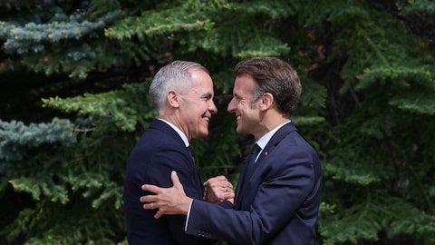 Ils se serrent la main.