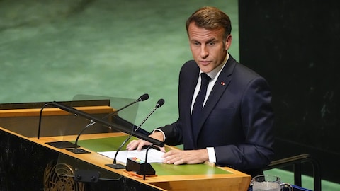 Le président parle au micro.