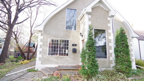 L'extérieur d'une maison. L'extérieur d'une maison.
