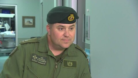 Un militaire en béret. Un militaire en béret.