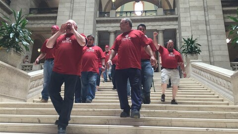 Des membres du syndicat Unifor manifestent au palais législatif Des membres du syndicat Unifor manifestent au palais législatif