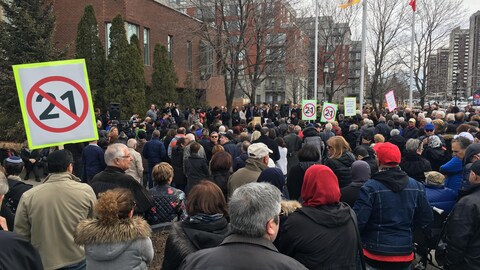 Une foule de manifestants