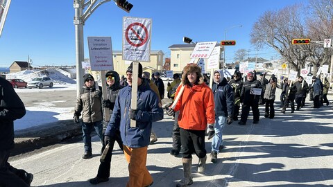 Manifestation des pêcheurs de la Gaspésie et de l'Atlantique devant le bureau de circonscription de la ministre des Pêches, Diane Lebouthillier.