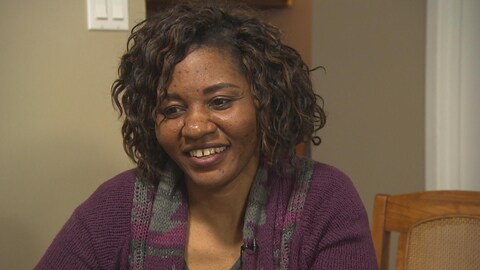 Maria Musenga sourit car elle est heureuse d'avoir retrouvé sa fille. Maria Musenga
