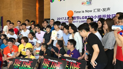 Sun Wenlin au centre après le Forum sur la famille, Shanghai Pride 2017. Sun Wenlin au centre après le Forum sur la famille, Shanghai Pride 2017.