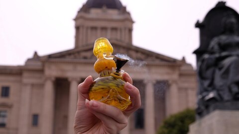Une pipe à eau servant à fumer de la marijuana Une pipe à eau servant à fumer de la marijuana