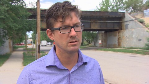 Mathieu Allard, à l'extérieur, devant la ligne de chemin de fer surélevée du nord de Saint-Boniface. Mathieu Allard, à l'extérieur, devant la ligne de chemin de fer surélevée du nord de Saint-Boniface.
