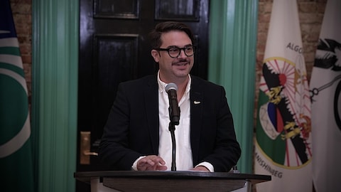 Mathieu Grondin, premier commissaire de la vie nocturne de la Ville d'Ottawa, en conférence de presse.