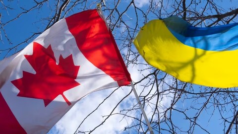 Deux drapeaux canadien et ukrainien côte à côte.