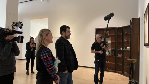 MC Gilles visite une exposition au musée.