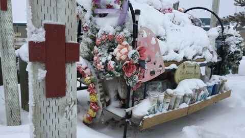 Des fleurs et des bougies ont été disposées devant l'école secondaire de La Loche. Des fleurs et des bougies ont été disposées devant l'école secondaire de La Loche.