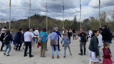 Des gens au parc de la Rivière-aux-Sables.