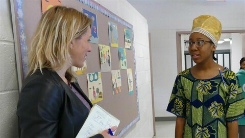 Miatta Dukuly discute avec Geneviève Murchison Miatta Dukuly discute avec Geneviève Murchison