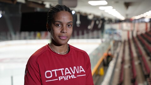 Mikyla Grant-Mentis pose pour une photo dans un aréna