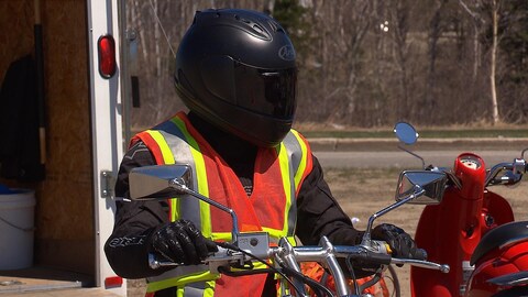 Les motocyclistes sont maintenant obligés de porter un protecteur visuel. Les motocyclistes sont maintenant obligés de porter un protecteur visuel.