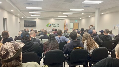 Radio-Canada Une foule dans une salle