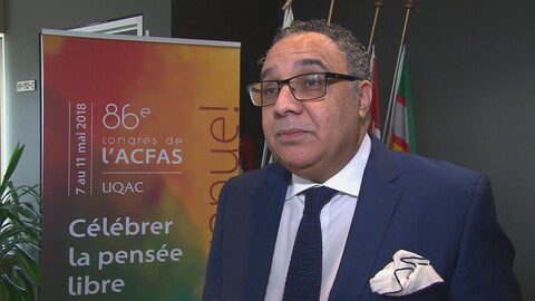 Mustapha Fahmi devant une affiche annonçant le congrès de l'ACFAS du 7 au 11 mai 2018. Mustapha Fahmi devant une affiche annonçant le congrès de l'ACFAS du 7 au 11 mai 2018.