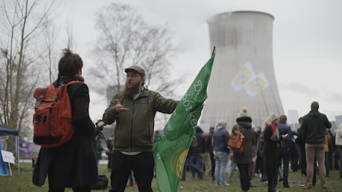 Des gens devant des installations nucléaires.